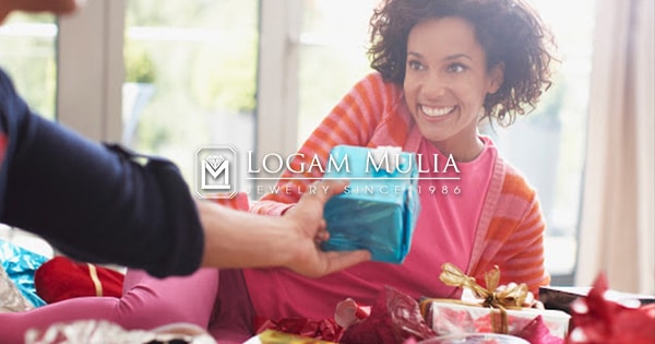 6 Momen yang Tepat Memberikan Hadiah Perhiasan Untuk Pasangan