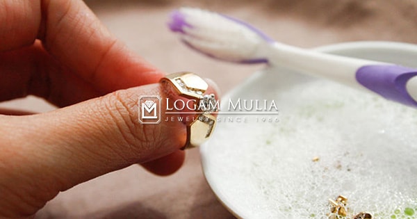 Tips Mudah Membersihkan Perhiasan Emas Putih