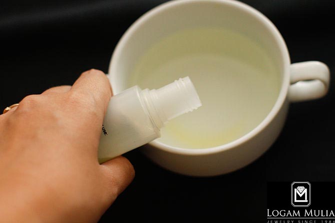 Langkah-Langkah Membersihkan Perhiasan Dengan Amonia.