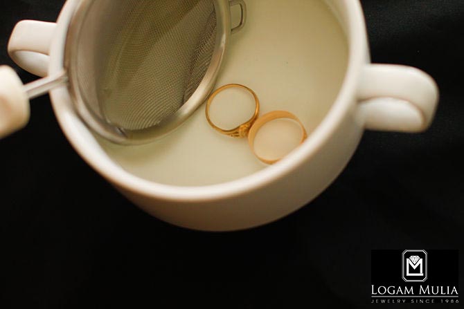 Tips Membersihkan Perhiasan dengan Sabun dan Amonia