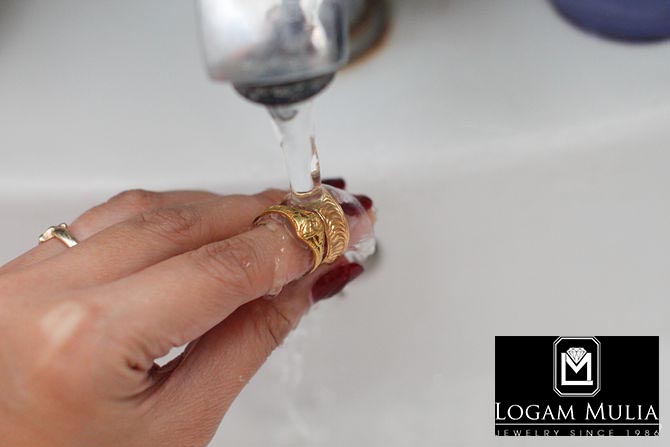 Tips Membersihkan Perhiasan dengan Sabun dan Amonia