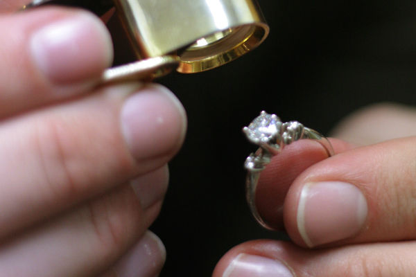 Cara Sederhana untuk Mengetahui Berlian Asli atau Palsu