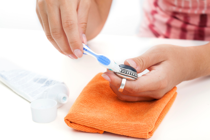 Tips Mudah Membersihkan Perhiasan Emas Putih