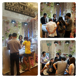 Kehebohan Pasangan yang Sedang Mencari Cincin Pernikahan dalam Pameran Wedding Exhibition.