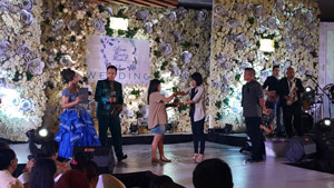 Penyerahan Grand Prize Cincin Kawin Berlian dari Logam Mulia