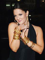 Tambahkan Gelang Sebagai Pemanis