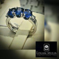 2. Cincin dengan Tiga Batu Permata