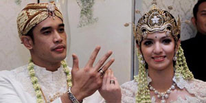 1. Cincin Berdarah  Nia dan Ardhie Bakrie