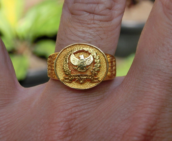 5. Cincin Emas Sang Pilot