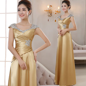 1. Memilihan Baju atau Dress Berwarna Gold