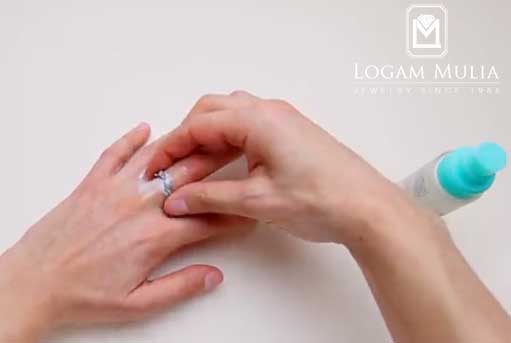 2. Menggunakan Pelumas