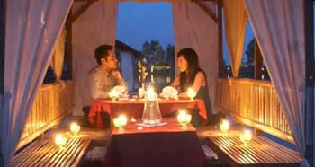 4. Wujudkan Makan Malam Romantis