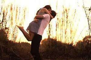 5. Peluklah dengan Mesra Seorang Istri Pada Pagi Hari