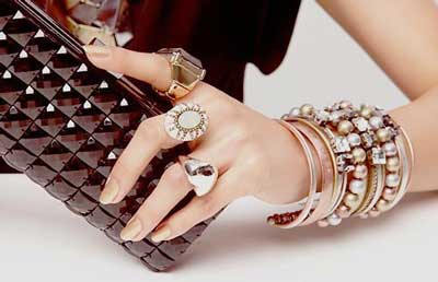 5. Banyak Perhiasan di Tubuh