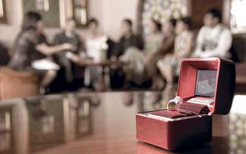 1. Berbagi Kebahagian dengan Orang Sekitar