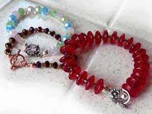 4. Gelang Manik Manik