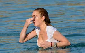 2. Mandi dan Berenang Memakai Perhiasan