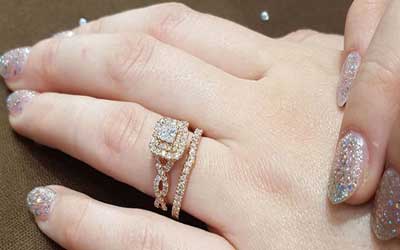 Mengenal 7 Perbedaan Cincin Kawin dan Cincin Tunangan
