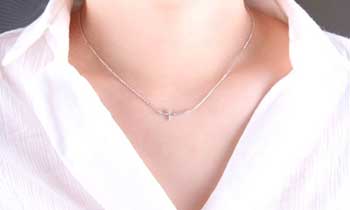 Sesuaikan Model Kalung dengan Kerah Baju