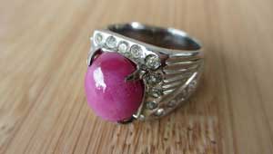 8. Batu Cincin Warna Merah Jambu 
