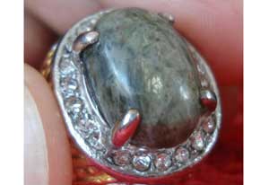 11. Batu Berwarna Abu Abu