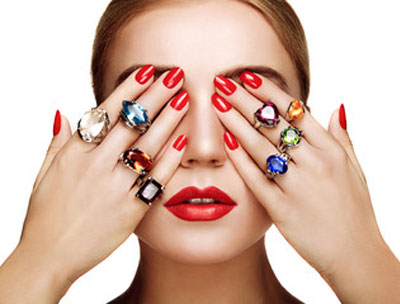 Banyak Perhiasan di Tubuh 