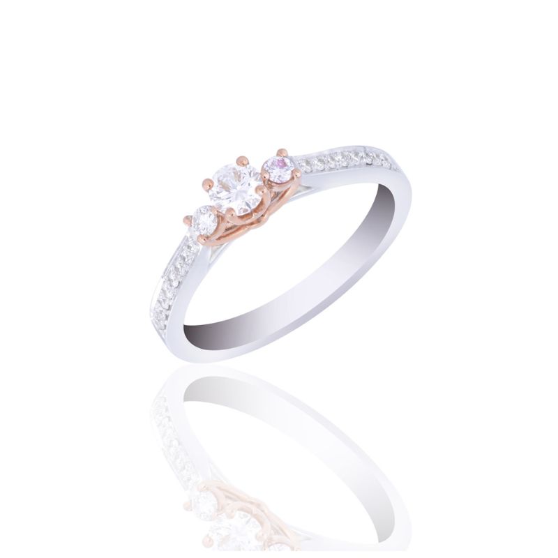 Periksa Cincin Berlian dengan Seksama