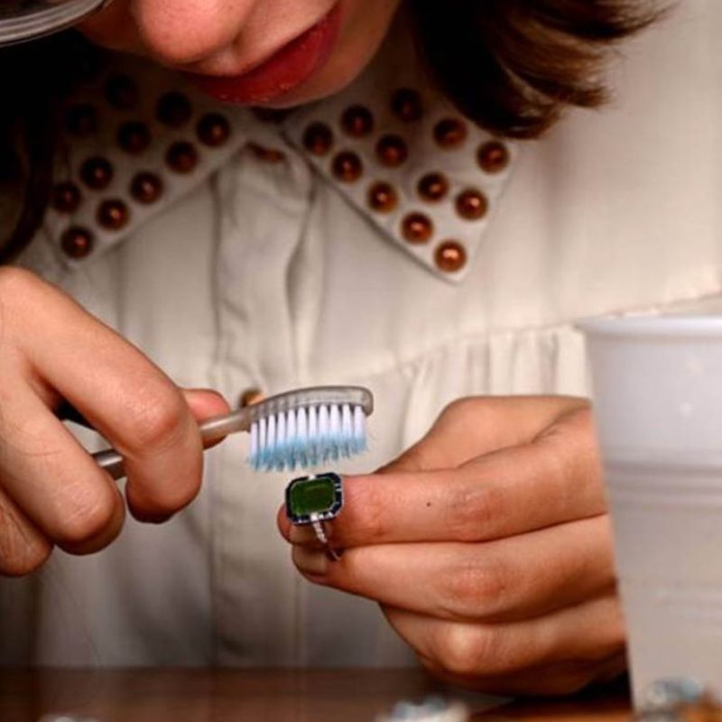 Membersihkan Perhiasan dengan Hati-hati