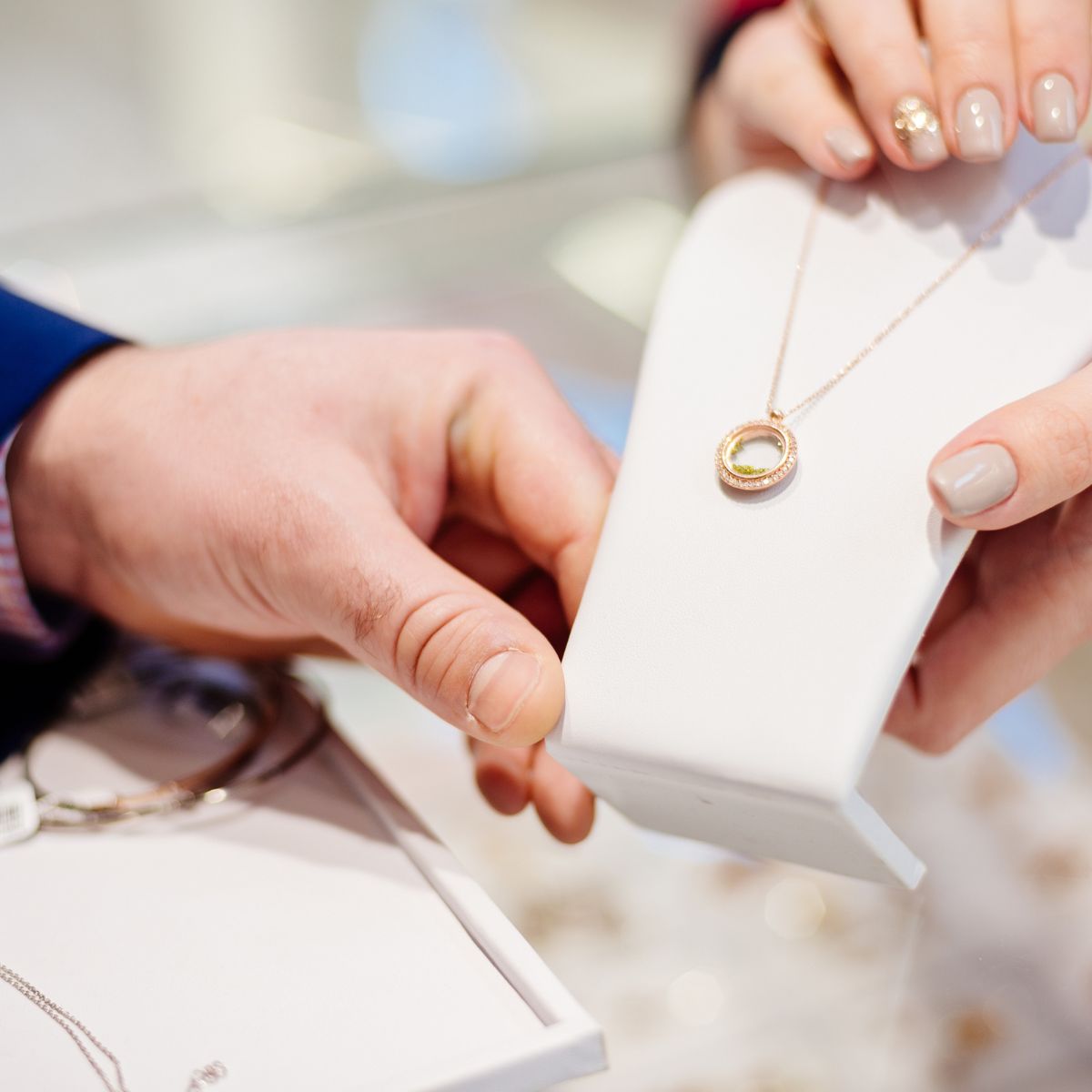 7. Pilih Perhiasan dari Brand Terpercaya